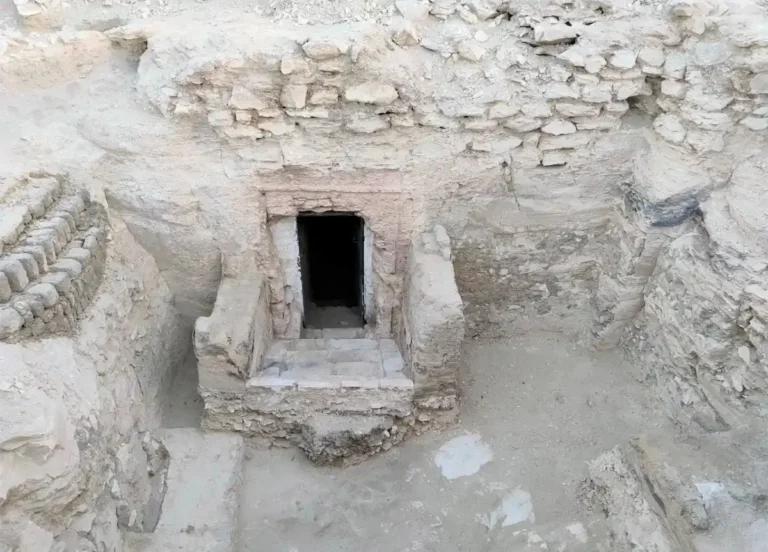 Tumba de oficial é descoberta em Luxor com pinturas antigas