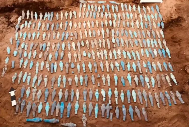 Descoberta de túmulo com 560 ushabtis no Egito