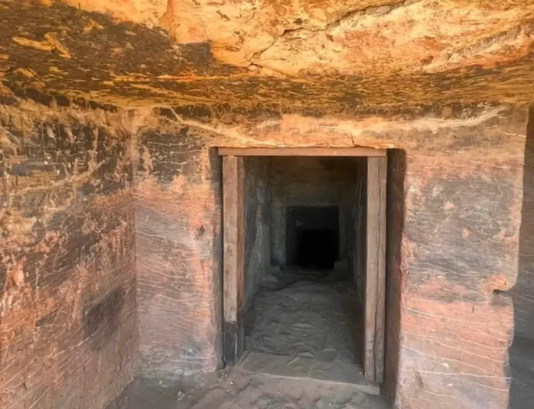 Descobertas arqueológicas em Saqqara revelam tumbas da 18ª Dinastia