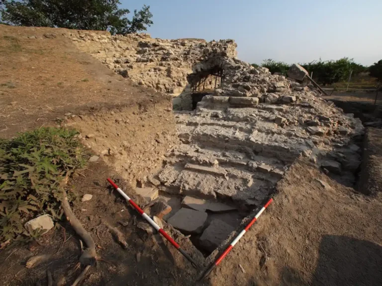 Descoberta de sepultamento em latrina romana surpreende arqueólogos