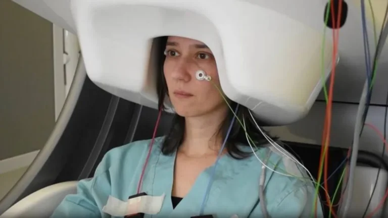 Meta desenvolve IA que converte pensamentos em texto sem implantes