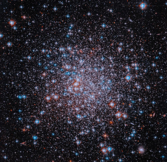 Telescópio Hubble captura imagem de aglomerado NGC 6426