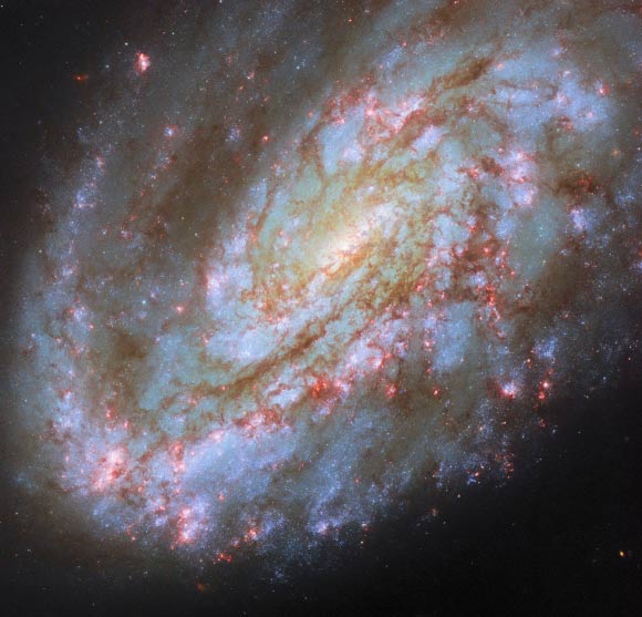 Telescópio Hubble revela galáxia espiral deformada no Virgem