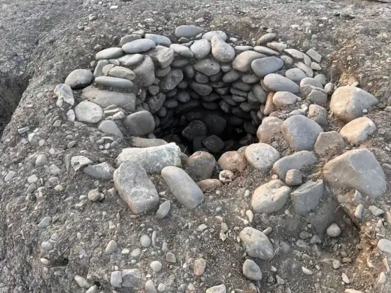 Descoberta de poço ritual em Kainua revela objetos antigos