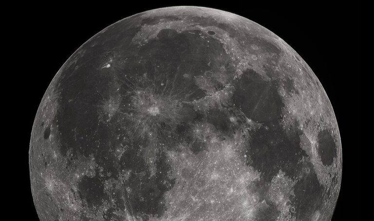 Astrônomos avistam 20 objetos não identificados na Lua