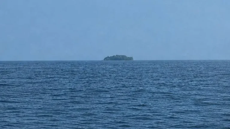 Ilha "fantasma" surge e some em reservatório no Canadá