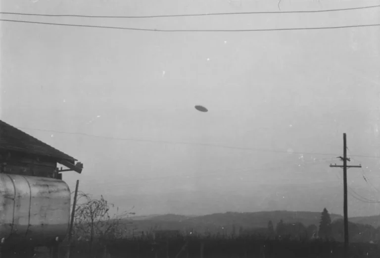 Esta fotografia, tirada em 1950 em uma fazenda perto de McMinnville, Oregon, é frequentemente considerada uma das mais famosas já tiradas de um suposto OVNI.